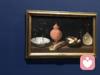 如果你爱自己是建立在别人爱你之上，如果你认可自己是建立在别人认可你之上，那么一旦不能从外界持续得到爱和认可，人很容易就会像泄了气的皮球一样，陷入坍塌和无力状态。因为支撑自己骨架的不是自己内在的力量和价值感，而是外界的反馈和评价。外在的“架子”一旦撤走，内在的“脊梁”没有真正长出来时，人就会破碎、坍塌、散架。配图
