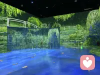 过度渴望亲密，却又恐惧靠近

美国心理学家玛丽・爱因斯沃斯提出的依恋理论指出，婴儿与主要抚养者（通常是母亲）之间的情感联结，会影响其成年后的亲密关系模式。缺爱的人，往往在早期的依恋关系中经历过忽视、分离或不稳定的照料。这种经历让他们既极度渴望被爱，却又对亲密关系充满恐惧，形成了矛盾型依恋风格。

28 岁的小雨，每次恋爱都像抓住救命稻草般紧紧依赖对方。她会频繁给男友发消息，要求对方时刻报备行踪，一旦对方回复稍慢，就会陷入焦虑，担心被抛弃。

可当男友提出进一步发展关系，比如见家长、同居时，她又会莫名地逃避，甚至提出分手。在她的记忆里，小时候父母总是争吵，自己被冷落在一旁，这种不稳定的家庭环境，让她在成年后的亲密关系中，始终处于渴望与恐惧交织的痛苦中。

从心理学角度分析，小雨对亲密关系的过度渴望，源于童年时期未被满足的情感需求；而恐惧靠近，则是因为潜意识里害怕再次经历被忽视、被抛弃的痛苦。

她的行为是在无意识地重复童年的情感模式，试图在新的关系中弥补过去的遗憾，却又因内心的恐惧而不断破坏关系。

当缺爱的人在亲密关系中感受到潜在的威胁时，他们的自我保护机制会迅速启动。

弗洛伊德的精神分析理论认为，人类具有自我防御机制，以减轻焦虑和痛苦。

缺爱者常用的防御方式是 “情感隔离”，即通过疏远对方来避免受到伤害。这种防御机制虽然能暂时保护他们脆弱的内心，但也让他们一次次错过获得真爱的机会。配图