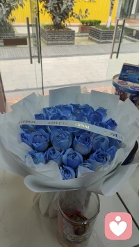 张学峰老师对天下所有女孩子说：先谋生，再谋爱，先独立，再谈情。不要为了一个人，去一座城。你要为自己的前途去选择城市，选择平台，靠山山倒，靠人人跑，只要你脑子里有知识，兜里有钱，谁也拿不走。配图