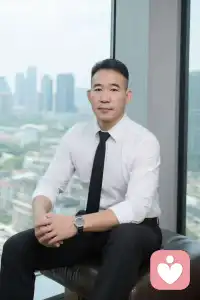 女性的心理癖好是个体心理需求的多样化体现，常见的表现包括以下几类：

一、日常习惯类癖好

- 收藏类：如收集口红、化妆品或特定类型的物品，通过物品的积累获得安全感与掌控感。
- 感官偏好：喜欢闻头发的香味、香水味，或触摸毛茸茸的物品（如毛绒玩具），这类行为能带来放松和愉悦感。
- 整理欲：通过整理房间、收纳物品维持环境整洁，从中获得秩序感和心理满足。

二、社交与情感类癖好

- 镜像行为：如频繁照镜子观察自身形象，或通过购物、打扮提升自信，反映对自我价值的关注。
- 情感依赖：部分女性通过与朋友肢体接触（如挽手、拥抱）建立亲密感，或通过分享秘密增强情感联结。
- 表达欲：喜欢喋喋不休地倾诉，或通过发朋友圈等方式获得社会认同，满足被关注的心理需求。

三、特殊心理倾向

- 心理洁癖：对卫生、秩序过度追求，可能源于成长环境或性格中的完美主义倾向。
- 恋物倾向：少数女性可能对特定物品（如丝袜、高跟鞋）产生特殊兴趣，这类偏好可能与早期经历或心理需求相关。
- 行为惯性：如说话时摸鼻尖、摆弄头发等微动作，反映内心的紧张或思考状态。

四、癖好背后的心理机制

- 安全感需求：通过收藏、整理等行为获得可控感，缓解焦虑。
- 情感补偿：在社交或亲密关系中，通过特定行为弥补情感缺失。
- 自我表达：通过独特的癖好展现个性，强化自我认同。

每个人的癖好都是独特的，多数属于正常心理范畴。若某些癖好影响到日常生活，建议通过心理咨询探索深层原因，保持健康的心理状态。

如果你想了解某类癖好的具体心理分析，或者需要调整某些行为习惯，我可以进一步为你提供建议哦！配图