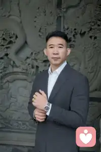 女性的性心理是一个复杂且个体化的领域，受生理、情感、社会文化等多重因素影响，以下是一些普遍特征和表现：

核心特征

1. 情感联结优先
多数女性将情感信任作为性亲密的基础，更注重伴侣的关爱、尊重和情感交流，而非单纯的生理满足。例如，在亲密关系中，温柔的互动和心理支持往往比技巧更能提升性体验。
2. 自主性与平等意识
现代女性在性方面更主动表达需求，追求与伴侣的平等地位，关注自身性健康（如疾病预防、生殖健康）和自我满足。
3. 受社会文化影响
传统观念可能导致部分女性对性持保守态度，而开放文化则促使更多女性正视性需求，追求性平等。例如，性教育普及程度高的地区，女性对性的态度更自信开放。

不同阶段的表现

- 青春期：对性产生好奇，通过课堂、书籍或亲友获取知识，更注重情感交流而非生理欲望。
- 成年期：性心理成熟，需求更复杂，强调身心和谐，对伴侣选择更谨慎。
- 更年期：激素变化可能导致性欲下降，但对情感陪伴的需求依然存在，需伴侣理解支持。

常见表现

- 性欲与性幻想：存在个体差异，部分女性会通过性幻想满足心理需求。
- 性感受与偏好：关注性兴奋、愉悦和高潮体验，偏好因人而异（如环境、方式）。
- 性心理障碍：少数女性可能出现性冷淡、高潮障碍等问题，需专业帮助。

重要提示

每个女性的性心理都是独特的，受个人经历、教育、文化等因素影响。若存在困惑，建议通过专业心理咨询或与伴侣坦诚沟通，促进性健康与情感幸福。

如果你想进一步了解如何与伴侣进行性沟通，或者有具体的困惑需要分析，我可以提供更针对性的建议哦！配图