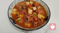 人生得意须尽欢，不得意也得好好吃饭。
番茄土豆炖牛腩，第一次学习练练手，
味道还不错~~😍😍