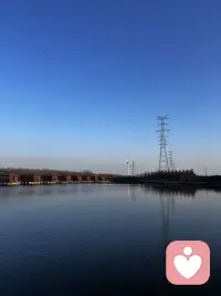 生活总是让我们披荆斩棘，却忘了教我们如何包扎伤口。
如果你觉得累了、委屈了、想不通了，
别一个人硬扛。配图