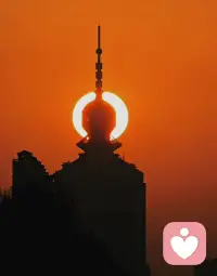 落日归山海，城市藏温柔。
恰好的角度，是落日给建筑的加冕。