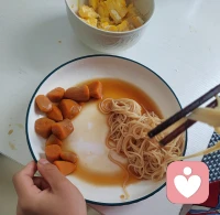 把温柔和偏爱都存起来，每天分你一点点。配图