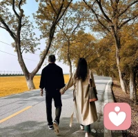 幸福就是两个人手牵手向前走配图