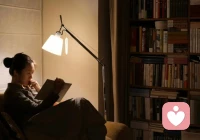 不要拉着朋友上路，不要在路上找朋友。如果你想去跑步，直接去跑就好，不要总分想着有人能陪你一起，当你跑到第10次第25次的时候，就会有志同道合的人找上你 。粗糙得开始就是最好得开始，别总盼着准备完美了再动手，选择迈开第一步，哪怕跌跌撞撞做的不那么像样，混着混着，你会突然发现，原来自己早就悄悄变厉害了。你只管低头努力把自己活成一束光，那些对的人对的事，就会迎着光向你走来。配图