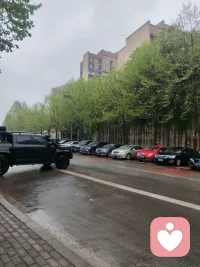 天空下着雨！外面虽然阴冷潮湿，但是雨后总会有阳光。生活中总会有乌云密布，愁苦艰难。但是这些总会过去！心中有光就会有盼望。
在没有光的地方，自己就开一个口，让光照进来。配图