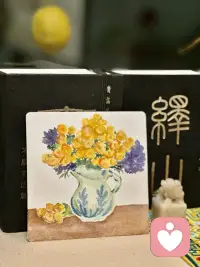 白天是画画的手艺人，
晚上是捕捉情绪的倾听师。
用色彩治愈生活，用声音安抚灵魂。
双重身份，双倍的温柔与坚定。配图