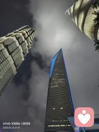 这世界有两个我，一个放荡不羁爱自由，一个瞻前顾后困世俗；一个归于生活，一个臣服灵魂；一个像我不是我，一个是我不像我！配图