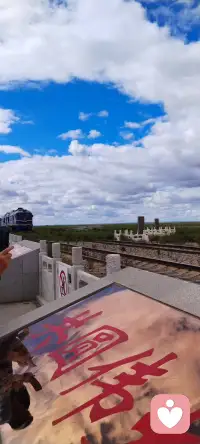 这世界有两个我，一个放荡不羁爱自由，一个瞻前顾后困世俗；一个归于生活，一个臣服灵魂；一个像我不是我，一个是我不像我！配图