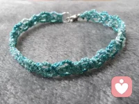 今天又学会了一个新手艺✅~完成一条手链～开心配图