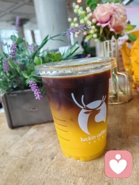 “温暖阳光的生活”并不是指永远没有烦恼，而是一种主动选择的生活状态。就是在日常中主动发现和创造美好，像向日葵一样始终朝向有光的那面。它不意味着问题消失，而是你拥有了面对问题时的平静与勇气。你可以从今晚睡前写下今天的三件小确幸开始，比如：阳光很好、吃到美食、听到喜欢的歌。这小小的练习，会慢慢打开你感受生活温暖的那扇窗。配图