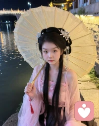 有人说，最折磨人的爱，
不是糊里糊涂深陷，
而是什么都懂，却依旧舍不得抽身。
 
她一直都是很通透的人。
心里清清楚楚知道：
异性长久陪伴，不可能毫无所求。
也常常提醒别人：
别聊感情、别动心、别越界，
走心最容易出事，最容易伤人伤己。
 
她教会所有人守住边界，
唯独没能说服自己。
 
婚姻平淡荒芜，无人懂她的委屈，
直到遇见那个人。
 
他听她的碎碎念，
接住她所有的负面情绪，
在她疲惫、压抑、孤独的时候，
成为了她唯一的情绪寄托。
 
他们一开始说好只是纯聊天，
不碰感情，不越底线。
 
可人心最骗不了的，是依赖。
聊着聊着动了心，
陪着陪着入了情。
 
她明明清楚：
这份关系见不得光，没有未来，暗藏风险。
她也明白：男人长久的温柔陪伴，从来不是无缘无故。
 
她清醒地看着自己沦陷，
一边理智拉扯，一边贪恋温柔。
 
世人只道她不该，
却无人知晓她熬过多少无人问津的夜晚。
 
这是一个女人隐秘的爱情。
懂分寸，却破了分寸。
知对错，却甘愿沉沦。
 
明知是劫，依然奔赴。
大概孤独太久的人，
遇见一点点光，就舍不得放手。