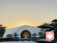 爱是有洁癖的，我可以不问过往，但这段感情一旦开始，就不能有瑕疵，我不介意吃饭的碗用过，但我介意我吃饭的时候，别人把筷子伸进我的碗里……