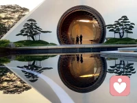 不要后悔人生所有的决定，因为人生所有的决定都是在那个当时条件下，做出的最利于你的决定，只能做出那个选择，就不要后悔，不要为打翻的牛奶而哭泣，不要为未到的未来而恐惧。