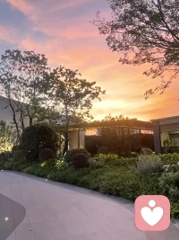 人之所以幸福；是心态好；人之所以快乐，是不计较；人之所以知足，是不攀比；人之所以宽容，是因为有心胸；朋友无需多，真诚就好；知己无需美，懂你就好；家人无需太近，牵挂就好；日子无需太富，快乐就好；房子无需太大，温馨就好；身体无需苗条，健康处好；穿衣无需名牌，合身就好；人生无需完美，幸福就好。配图