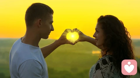 良人如玉,共赴山海\n \n所谓最佳配偶,从来不是十全十美的完美化身,而是那个能与你在烟火人间里,修得同频共振的灵魂伴侣。\n \n他该是温润如玉的同行者。懂你