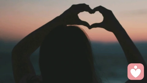 情感饥饿：当心灵如同空腹，我们如何喂养自己？》\n \n在心理学的视野中，“情感饥饿”并非单纯的情绪低落，而是一种情感匮乏的心理状态。它不同于身体饥饿那种清晰的