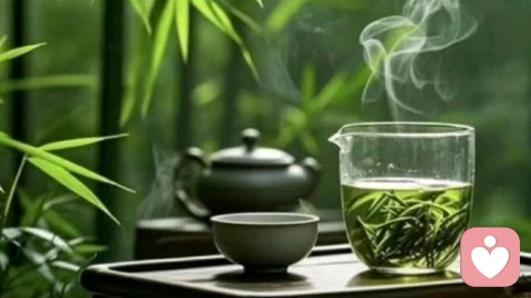 人生如自媒体,自赏亦是盛大\n \n有人说,人生就像一场无人彩排的自媒体直播,我们终其一生,都在经营自己的人生账号。世人总执着于博取他人点赞、追逐外界流量,却忘