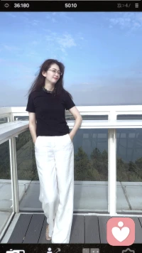 不必追着光奔跑，静下心来就会发现，我们自己本身，就藏着细碎又温暖的光芒。