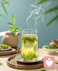 你看那茶叶，浮过，沉过，最后都安然落在杯底，这就是接纳。配图