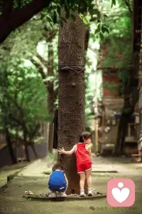 童年留下的情感模式会潜藏在心底，当相似场景出现时，我们会下意识复刻儿时的委屈与怯懦。而成长，就是主动打破这套循环的过程。