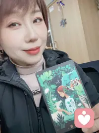 每日一牌觉知练习：
日期：2026.3.20.周五
抽到：💧，辩证者
卡牌祝福是：情感、温柔
卡牌提醒是：当你没靠近他们时，你误以为他们就是“洪水猛兽”。其实，他们渴望你的帮助。想用心的和你相处。配图