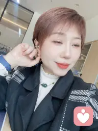 ☀️ 4月1日 周三 
四月的第一天。生活里总有很多“你应该更好”的提醒，就像手机里不断弹出的系统更新。但今天，允许自己点击“稍后提醒”。你不需要时刻保持最新版本，也不需要完美无缺，现在的你就已经很好了。配图