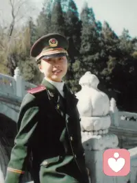 认识一下吧！
1999年入伍，部队8年，
现在是一名心理疗愈师。
生活的苦，曾经吃过不少。
扛过枪，入了党，立过功。
如果你也想从生活的泥泞中努力站起来，
我们可以聊聊！