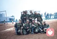 这张照片拍摄于2000年元旦左右。战友们正在一起进行八一杠的瞄准训练，训练间隙拍摄的。
我是一名特招文艺兵，15岁入伍，拍摄这张照片时的我刚满16岁。我是这张照片中晒得最黑的一个。那时的我懵懂青涩，这张照片记录了我，从一个普通老百姓向一名合格军人的转变历史。