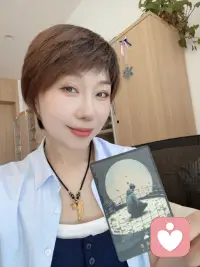 你只是困在了当下的困局里。
你自己的牢笼，看你想不想破局罢了。