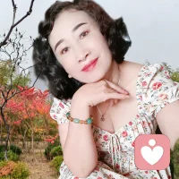 14岁女孩的自卑独白与情侣的情感疏离，像两面镜子照出我的模样：半生漂泊他乡，心似浮萍无处安放。幸而重拾书本，在给力课堂既疗愈他人，也找到了归途。