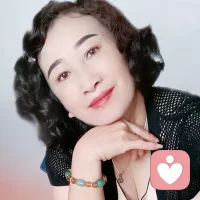 14岁女孩的自卑独白与情侣的情感疏离，像两面镜子照出我的模样：半生漂泊他乡，心似浮萍无处安放。幸而重拾书本，在给力课堂既疗愈他人，也找到了归途。