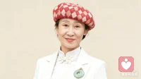 暮色渐浓，晚霞把天空调成了温柔的橘色愿今日的余晖治愈所有的疲惫。愿做你深夜的倾听者所有的委屈，压力，无人可说的心事我安安静静的听你讲。配图