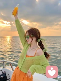 休息了一晚上，把心放空，今天重新上线。
不赶单、不敷衍，只安安静静听你说话。
愿每个带着心事来的人，都能轻松一点离开。
暖心陪伴，开心的不开心的都可以放松的去聊，我都能接住你所有的情绪。周末愉快！