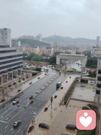 . 雨天的中午，连风都变得温柔。愿这场雨，冲走所有不开心。配图