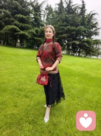 昨天和一位60后来访者聊童年、聊对妈妈的思念，聊了很久。
原来无论什么年纪，对家人的牵挂与想念，都需要一个地方好好安放。
已换新头像、整理好简介，长期倾听陪伴，早7点前也在线，
愿意听你回忆、听你倾诉，做你安稳长久的倾听者。配图
