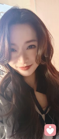 昨天有人说我的照片不像我，像AI,哈哈，我就当是对我的夸奖了。心情好什么都可以一笑而过。配图