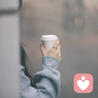 婚外情的心理真相：不是真爱，是需求未被看见
 
婚外情不是偶然的背叛，而是婚姻与内心失衡的信号。从心理学视角看，它的核心是未被满足的需求与逃避式的自我补偿，而非真正的爱情。
 
一、为什么会陷入婚外情？
 
1. 情感饥饿：婚姻里沟通缺位、忽视与孤独累积，情绪价值长期缺失，婚外的理解与关注成为“速效安慰”。
2. 自我价值迷失：中年压力、生活倦怠，靠婚外的爱慕证明自己有魅力、被需要，本质是找回存在感。
3. 依恋与创伤：焦虑或回避型依恋、原生家庭缺爱，让人难以稳定经营亲密，用外遇填补安全感缺口。
4. 逃避现实：婚姻压抑、冲突不断，婚外情成了逃离责任、对抗束缚的出口。
 
二、婚外情的本质：虚假的亲密
 
它是激情+禁忌感制造的幻觉：不用面对柴米油盐，只保留浪漫与赞美；靠偷偷摸摸的刺激维持热度，并非灵魂契合。一旦落地现实，大多迅速崩塌。你爱上的不是那个人，而是被看见、被重视的自己。
 
三、三重心理伤害，无人幸免
 
- 被背叛者：信任崩塌、自我否定，易出现焦虑、失眠、创伤后应激反应。
- 背叛者：长期活在隐瞒与愧疚中，双重内耗，自我价值撕裂。
- 家庭与孩子：安全感破碎，扭曲婚恋观，伤害代际传递。
 
四、走出困局：直面比逃避更有用
 
- 被背叛者：允许悲伤，停止自我攻击，把重心放回自我成长，理性选择修复或离开。
- 背叛者：停止美化外遇，承担责任，切断关系，直面内心缺口，用行动重建信任。
- 徘徊边缘者：婚姻的问题，永远无法用婚外情解决。看见需求、沟通修复，才是正解。
 
结语
 
健康的亲密，不靠激情续命，而靠理解、边界与责任支撑。婚外情是关系的红灯，不是答案。愿你不困于执念，在爱里保持清醒与自洽。如果你困扰，我愿意陪你一起走出去，在这里等你。