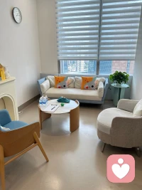 生病这一夜，更懂人心与自愈
 
身为心理咨询师，平日里总在陪伴他人梳理情绪、直面困境，习惯了做倾听者、支持者，却很少允许自己全然脆弱。
 
今天被感冒狠狠击中，浑身乏力、鼻塞难安，才真切体会到：再强大的内心，也需要托住疲惫的身体。我们常常忙着安抚别人，却忘了自己也会累、也会病、也需要停下来喘口气。
 
身体的不适，像一面镜子，照见平日里被忽略的情绪与压力。原来所谓坚强，从不是硬扛到底，而是懂得接纳脆弱，允许自己暂时“倒下”，好好休息、好好自愈。
 
也更明白，很多来访者的焦虑、疲惫、无力，从来都不是矫情，而是身心早已发出的信号。好好爱自己，从来不是一句口号，而是饿了吃饭、困了睡觉、病了休养，先照顾好肉身，灵魂才有处安放。
 
愿我们都能在奔波之余，留一点温柔给自己；也愿每一颗疲惫的心，都能被看见、被接纳、被好好治愈。配图