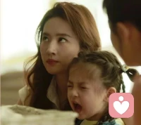 孩子总爱“顶嘴”？不是叛逆，是他在学着长大
 
很多家长一听到孩子顶嘴就火大：“我是为你好，你怎么这么不懂事？”其实，孩子顶嘴从来不是故意跟你对着干，而是他成长路上的一个重要信号。
 
我在咨询中见过太多这样的家庭：小学高年级的孩子，开始对父母的安排说“不”，不再事事顺从。有的家长觉得孩子“翅膀硬了”，用更强硬的态度压制，结果亲子关系越来越僵；也有的家长一味妥协，让孩子养成了任性的习惯。其实，顶嘴的本质，是孩子自我意识的觉醒，是他在尝试用自己的方式表达需求、争取主权。
 
孩子顶嘴，往往藏着没说出口的情绪。比如你催他写作业，他顶嘴“别管我”，可能不是不想写，而是刚才玩得正投入，被打断后产生了烦躁；你给他报兴趣班，他反驳“我不喜欢”，不是故意忤逆，而是他想为自己的人生做选择。很多时候，孩子的顶嘴，只是用了最笨拙的方式，喊出了“我需要被尊重”的心声。
 
面对孩子顶嘴，最忌讳的就是硬碰硬。你越凶，孩子越会用更激烈的方式反抗，最后陷入“你骂我顶嘴，我顶嘴你更骂”的恶性循环。不如试试这几个方法：
首先，先接住情绪，再解决问题。孩子顶嘴时，先别急着讲道理，试着说一句：“妈妈知道你现在很生气，我们先冷静5分钟，再好好说。”等情绪平复了，孩子才听得进你的话。
其次，给孩子选择权，把主权还给他。比如安排周末时间，不要直接说“你必须去上补习班”，而是问他：“周末上午上补习班，下午你想出去玩还是在家看书？”让孩子感受到被尊重，他自然不会用顶嘴来反抗。
最后，学会示弱，给孩子表达的机会。有时候不妨放下家长的架子，问问孩子：“你觉得这件事怎么做更好？”认真倾听他的想法，哪怕不认同，也要先肯定他的思考。当孩子感受到被理解，顶嘴就会变成平等的沟通。
 
其实，每一次顶嘴，都是亲子关系的一次“试金石”。真正的爱，不是让孩子完全顺从，而是在他学着长大的过程中，做他最坚实的后盾。当你不再把顶嘴当成叛逆，而是看见孩子背后的需求，你会发现，那个爱顶嘴的孩子，只是在努力长成更好的自己。