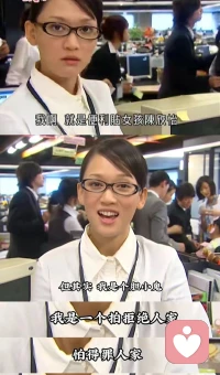 那个总在职场讨好的姑娘，终于停下了内耗
 
小林入职三年，一直是办公室里的“老好人”。
 
同事懒得做的报表，她默默接下；本该别人负责的对接工作，推到她身上也从不拒绝；哪怕下班到家，看到工作消息也立刻回复，生怕给人留下不好的印象；领导随口提一句方案不够完善，她能辗转反侧一整晚，反复自责是不是自己不够努力。
 
她总觉得，多付出一点，就能被大家喜欢，就能在职场站稳脚跟。可这份小心翼翼，并没有换来认可，反而让她越来越累。
 
白天强撑着精神处理各种琐事，晚上躺在床上，脑子里全是白天的工作细节：刚才那句话是不是说错了？那个工作没按时做完会不会被责怪？同事今天的态度怎么有点冷淡？
 
无数个念头在心里拉扯，让她失眠、焦虑，第二天带着疲惫上班，工作效率越来越低，甚至开始怀疑自己根本不适合这份工作，陷入深深的自我否定。这就是典型的职场精神内耗，明明没做多少体力活，心理却被耗得筋疲力尽。
 
直到一次加班到深夜，她看着空无一人的办公室，看着电脑里不属于自己的工作文件，突然忍不住红了眼。她问自己，到底在讨好什么？这样委屈自己，真的值得吗？
 
那天之后，小林开始试着改变。同事再把无关工作推过来，她微笑着拒绝：“不好意思，我手头的紧急任务还没做完，帮不上你啦。”领导提出修改意见，她理性沟通、针对性调整，不再反复自我纠结。到了下班时间，完成分内工作就准时离开，把时间还给自己。
 
一开始她也会忐忑，可慢慢发现，拒绝不合理的要求，并没有影响同事关系，反而让大家开始尊重她的边界；不再过度纠结细节，工作状态反而更轻松，效率也高了很多。
 
当她放下讨好型的执念，停下内心的自我拉扯，才终于明白：职场从不是靠妥协换来认可，真正的安全感，从来不是别人的评价，而是守住自己的心理边界，不被无关情绪裹挟。
 
其实很多职场人，都和曾经的小林一样，在过度在意他人、自我内耗中消耗自己。但你要知道，不必事事苛求完美，不必人人都满意，接纳自己的不完美，分清工作与情绪的边界，放下不必要的纠结，才能轻装上阵。
 
别让心理内耗，拖垮你的职场人生。学会关照自己的内心，把情绪还给自己，才能在职场里活得从容又自在。