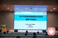 大多数家长总习惯把孩子烦躁、敏感、悲观、注意力涣散归为抗压差、性格内向、心思重，却忽略大脑和肠道密不可分的联动关系。人体肠道菌群会通过色氨酸 - 犬尿氨酸代谢轴直接干预大脑神经功能：不合理的饮食会诱发全身低度炎症，产生神经毒性物质，干扰血清素、多巴胺等快乐递质合成；而科学均衡的膳食，能调节肠道代谢，从源头阻断损伤大脑的炎症反应，稳定情绪中枢🌹