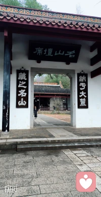 要想不经过艰难曲折，
不付出极大努力
总是一帆风顺，
容易得到成功，
这种想法，
只是幻想。配图