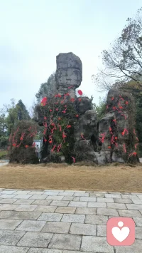 我们现在的困难，有的已经渡过，有的快要渡过。
我们曾经历过比现在还要困难到多少倍的时候，那样的困难我们也渡过了。
……
在我们面前是没有悲观的，
我们能够战胜任何的困难。
即使窗外阴雨连绵，只要眼里有光，脸上有笑，心中有爱，处处都是好风景配图