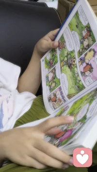我在看我的书
娃在看娃的书
享受当下的时刻
珍惜小学时光配图
