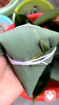 纯手工自制，样子不算好看，口感却拿捏到位。
沙沙绿豆裹着油润卤肉，每一口都是用心的味道。配图