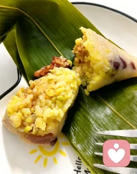 纯手工自制，样子不算好看，口感却拿捏到位。
沙沙绿豆裹着油润卤肉，每一口都是用心的味道。配图