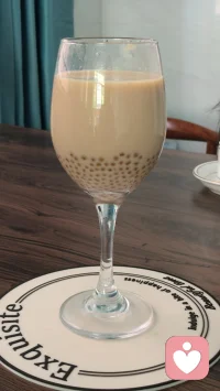 秋天的第一杯奶茶，第一次自制，红茶来自80高龄的老妈在1314米海拔高的山上摘回来的，配方来自大姐的传授，满🈵都是爱，娃自己还加入了奥利奥，这味道也是绝了。